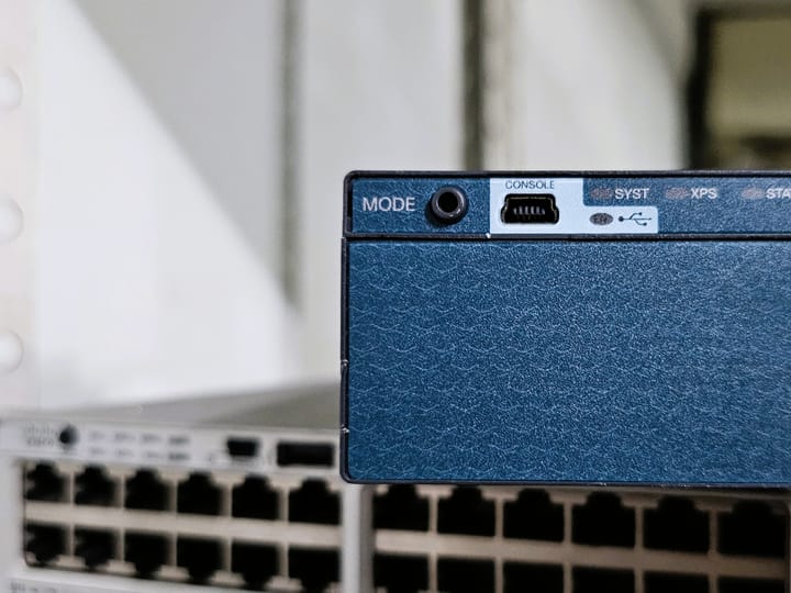 Mengenal Tombol MODE pada Switch Cisco Salah satunya Mode SPEED untuk Mengecek Kecepatan Port